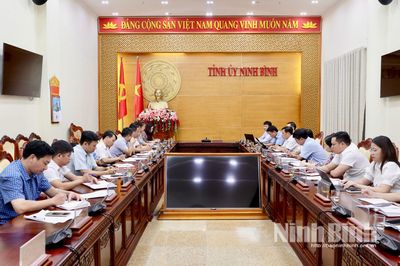 Đồng chí Bí thư Tỉnh ủy và đồng chí Phó Bí thư Thường trực Tỉnh ủy dự sinh hoạt Chi bộ Phòng Tổng hợp (Đảng bộ Văn phòng Tỉnh ủy)
