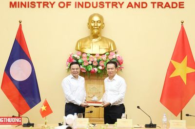 Bộ trưởng Lê Mạnh Hùng hội đàm với Bộ trưởng Bộ Công Thương Lào Malaithong Kommasith