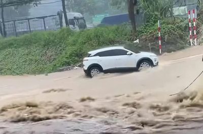 Mưa lớn gây ngập sâu có chỗ hơn 1m, nhiều tuyến đường Lào Cai bị chia cắt