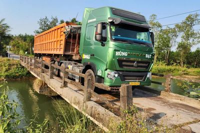 Quảng Ngãi: Cầu tải trọng thấp xây dựng hơn 30 năm gánh đoàn xe tải, đầu kéo