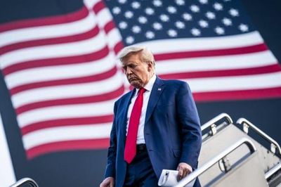 Capital One đóng 300 tài khoản của Tập đoàn Trump do lo ngại rửa tiền