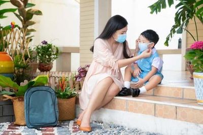 Giải mã 'lá chắn' học đường: Phụ huynh cần làm gì để con miễn nhiễm trước sóng dịch?
