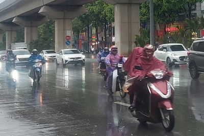 Hà Nội xuất hiện nắng nóng, mưa lớn trên diện rộng