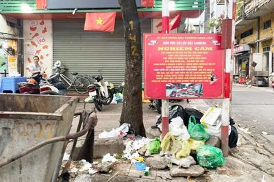 Rác tràn lan ngay sau giờ thu gom trên phố Bạch Mai