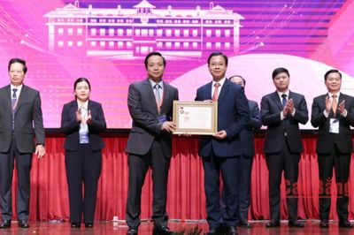 Chủ tịch UBND tỉnh Lê Hải Hòa nhận Kỷ niệm chương 'Vì sự nghiệp Ngoại giao Việt Nam' tại Hội nghị Ngoại vụ toàn quốc lần thứ 22