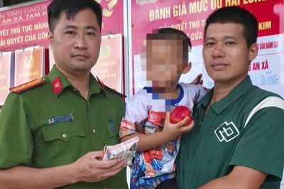 Bé 5 tuổi đi tìm bố rồi bị lạc đường gần 2 km, công an nhanh chóng tìm người thân