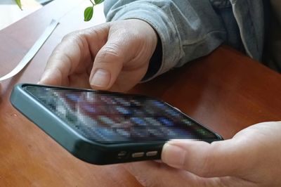 Kiệt sức vì tin nhắn công việc ngoài giờ