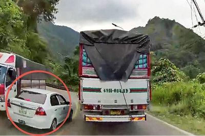 Vượt xe bất chấp bằng làn ngược chiều: Tài xế Việt phải học văn hóa xếp hàng