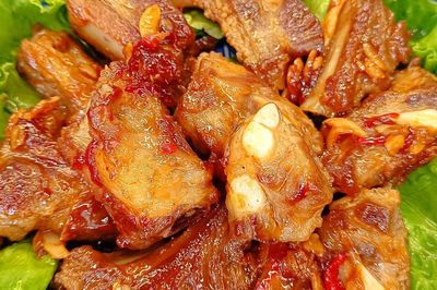 Món sườn xào chua ngọt thơm ngon hơn, thịt mềm mọng, bên ngoài giòn khi thêm vào nước giải khát quen thuộc ngày hè