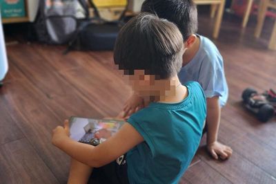 Bộ Y tế: Trẻ nhỏ không nằm, ngồi trên xe đẩy quá lâu, không xem màn hình quá 1 giờ