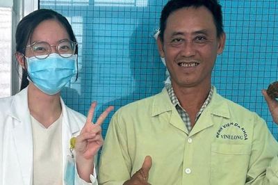 Người đàn ông 49 tuổi mang viên sỏi tiết niệu 'khổng lồ'