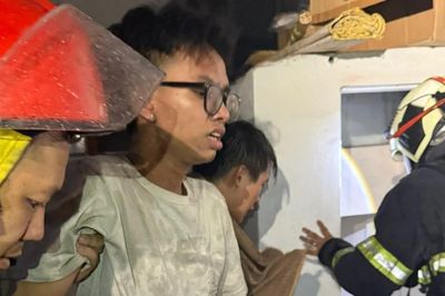 Giải cứu an toàn 2 người mắc kẹt trong vụ cháy giữa đêm khuya