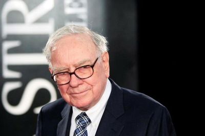 Warren Buffett đọc gì để trở thành nhà đầu tư huyền thoại?