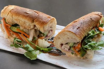 Quán Việt ở Mỹ ghi điểm với bánh mì, cà phê sữa
