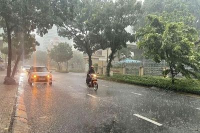 Thời tiết hôm nay 4.8: Hà Nội và nhiều tỉnh Bắc Bộ có mưa lớn