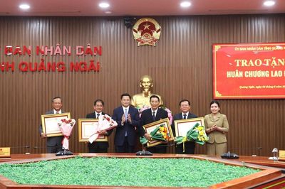 Quảng Ngãi: Trao Huân chương Lao động ghi nhận cống hiến của các nguyên lãnh đạo tỉnh