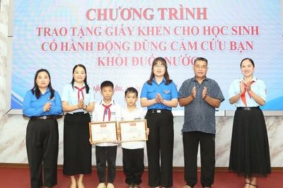 Khen thưởng hai thiếu nhi Sơn La dũng cảm cứu em nhỏ khỏi đuối nước