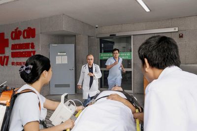 Bác sĩ vượt biển giữa đêm cứu thuyền viên người Nga nghi bị đột quỵ