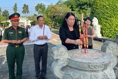 Lấy mẫu hài cốt liệt sĩ tại Nghĩa trang Liệt sĩ Bến Tre phục vụ giám định ADN