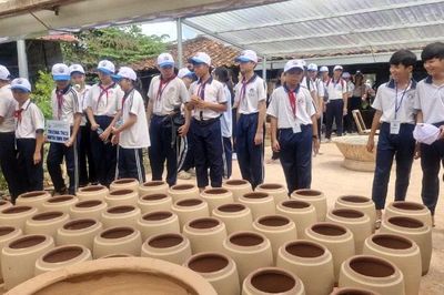 Học sinh Thành phố Hồ Chí Minh trải nghiệm ở làng gốm 160 năm tuổi