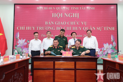 Bàn giao chức vụ Chỉ huy trưởng Bộ CHQS tỉnh Tây Ninh