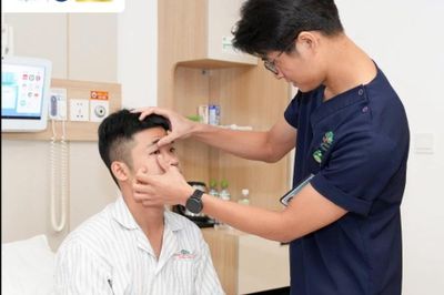 Suýt mù mắt vì thanh sắt treo hàng đâm xuyên mặt sau cú ngã trong siêu thị