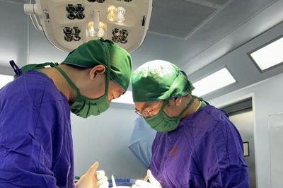 Ngã từ trên cao, thanh niên 34 tuổi sốc tủy, liệt hai chân