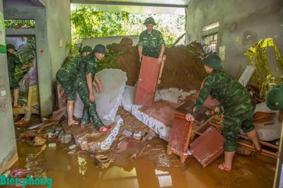 Hỗ trợ nhân dân khắc phục hậu quả do mưa lũ gây ra