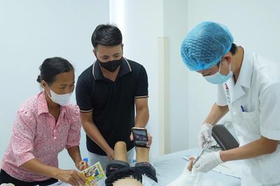Cảnh báo tai nạn do áo chống nắng cuốn vào bánh xe máy