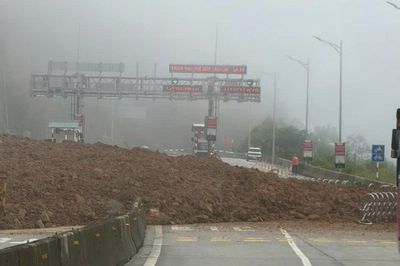 Mưa lớn gây sạt lở trên Quốc lộ 4D, đường lên Sa Pa ùn tắc