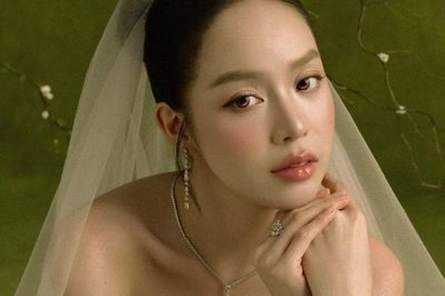 Hoa hậu Thanh Thủy mặc váy cưới
