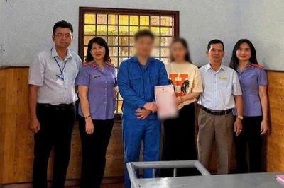Cô gái gửi đơn xin kết hôn với người yêu đang trong trại tạm giam