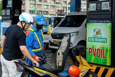 Đầu mối xăng dầu lãi lớn: Do điều hành giá có lợi cho doanh nghiệp?