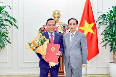 Trao quyết định bổ nhiệm hai Thứ trưởng Bộ Ngoại giao