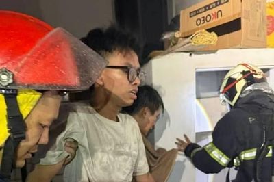 Giải cứu 2 người mắc kẹt tại tầng 3 trong vụ cháy nhà dân giữa đêm khuya