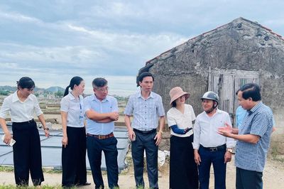 Đoàn giám sát của Thường trực Hội đồng Nhân dân tỉnh làm việc tại xã Quỳnh Phú