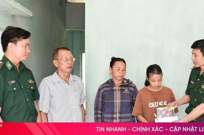 Tiếp sức học sinh khó khăn vững bước vào năm học mới