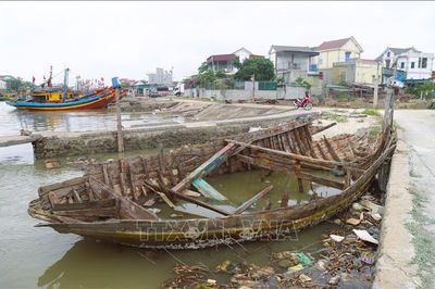 Xác tàu, thuyền hỏng bủa vây luồng tuyến Lạch Vạn (Nghệ An)