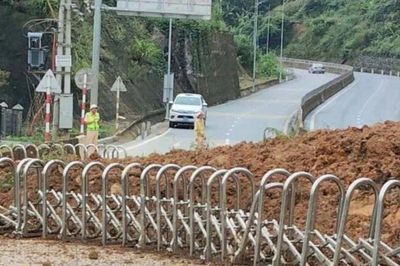 Thót tim cảnh đất đá bất ngờ đổ ập xuống đường, người đi đường thoát nạn trong gang tấc