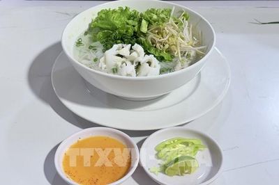 Độc đáo màn trình diễn bún quậy Phú Quốc ở An Giang