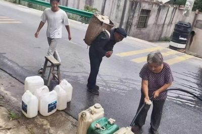 Hơn 400 người dân thiếu nước suốt hơn 3 tháng, phải gánh từng xô nước để duy trì cuộc sống