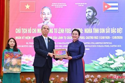 Trưng bày 100 ảnh tư liệu về Chủ tịch Hồ Chí Minh và Tổng Tư lệnh Fidel Castro