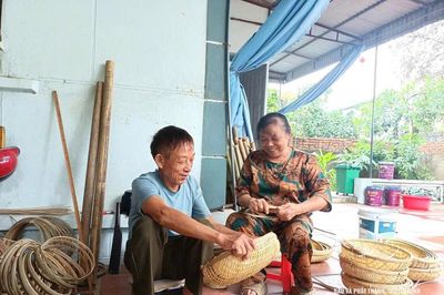 Người cao tuổi 'giữ lửa' nghề mây tre đan