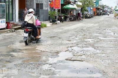 Đường 968 xuống cấp, người dân xã Tân Thạnh lo lắng