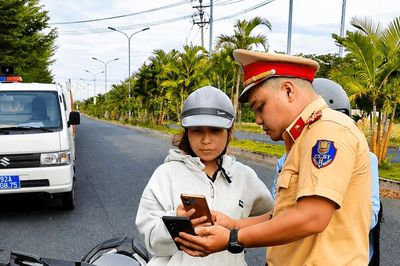 Hỗ trợ công nhân sang tên, đổi chủ xe mô tô