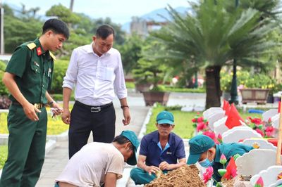 Phường Điện Bàn Bắc tiếp tục lấy mẫu, xác định thông tin hơn 1.700 mộ liệt sĩ