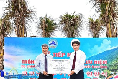 Quận Hamyang (Hàn Quốc) tặng dừa chung tay bảo vệ bãi biển Đà Nẵng