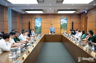 Trưởng đoàn Đại biểu Quốc hội thành phố Đồng Nai Vũ Hồng Văn điều hành Phiên thảo luận tổ 6