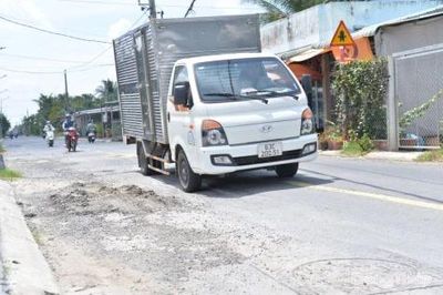 Sớm khắc phục hư hỏng mặt đường Đoàn Thị Nghiệp