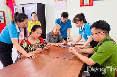 Phường Sa Đéc ra mắt mô hình tuyên truyền và hỗ trợ lưu động nộp hồ sơ thủ tục hành chính